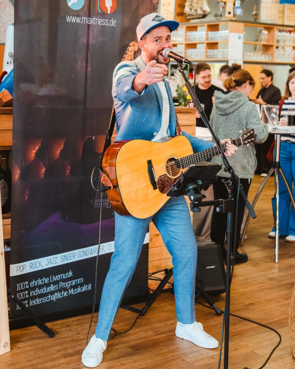 Max Trieß, Gitarrist und Sänger für Hochzeiten, Sektempfang