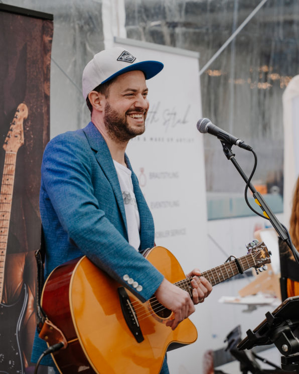 Max Trieß, Gitarrist und Sänger für Hochzeiten, Trauung